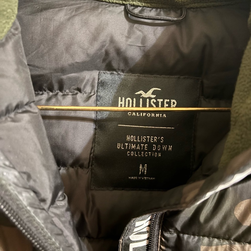 Hollister Women Gray Camouflage Puffer Jacket - Picture 2 of 3
